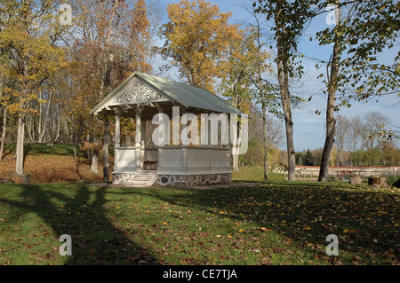 Pavillon à Park à l'automne. Luke manor en Estonie Banque D'Images