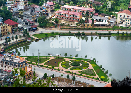 Vue aérienne de grappes de bâtiments niché dans la verte vallée de Sapa, Vietnam Banque D'Images