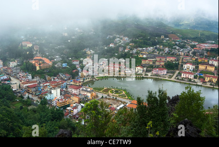 Vue aérienne de grappes de bâtiments niché dans la verte vallée de Sapa, Vietnam Banque D'Images