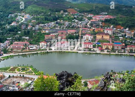 Vue aérienne de grappes de bâtiments niché dans la verte vallée de Sapa, Vietnam Banque D'Images