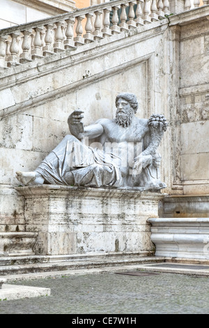 Nil dieu statue devant le palais du sénateur sur la Piazza del Campidoglio, Rome, Latium, Italie Banque D'Images