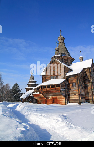 Champ de la chapelle en bois sur la neige Banque D'Images
