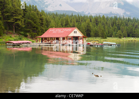 Boathouse (1928) au lac Maligne, parc national Jasper, Alberta, Canada. Une famille de canards naissent au premier plan. Banque D'Images