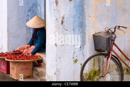 Hawker femelle dans Nguyen Thai Hoc St, Hoi An, Viet Nam Banque D'Images