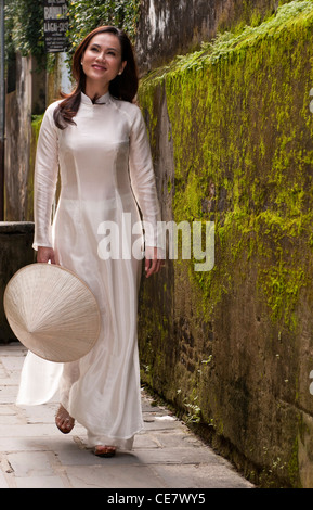 Femme en soie vietnamienne traditionnelle blanc ao dai, Hoi An, Viet Nam Banque D'Images