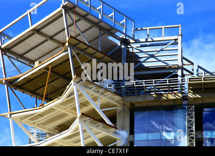 Une partie des maisons en construction contre le ciel bleu. Banque D'Images