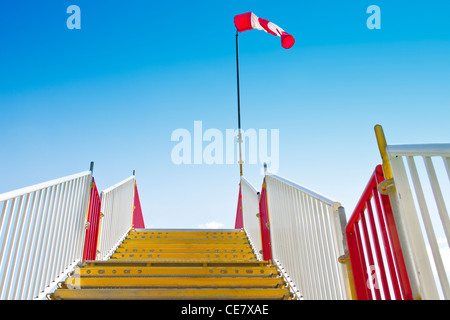 Escalier jaune avec manche gonflé sur son sommet. Banque D'Images