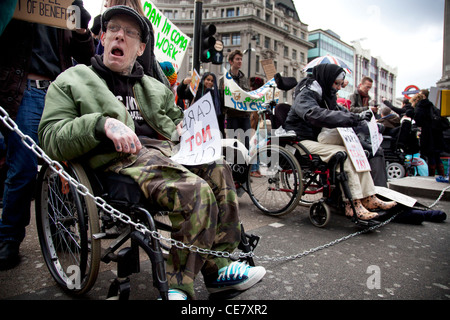 Personnes handicapées et personnes valides manifestants bloquer Oxford Circus, au centre de Londres. Pour protester contre les coupes et la réforme de l'aide sociale projet de loi. Banque D'Images