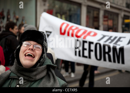 Personnes handicapées et personnes valides manifestants bloquer Oxford Circus, au centre de Londres. Pour protester contre les coupes et la réforme de l'aide sociale projet de loi. Banque D'Images