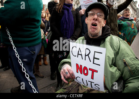 Personnes handicapées et personnes valides manifestants bloquer Oxford Circus, au centre de Londres. Pour protester contre les coupes et la réforme de l'aide sociale projet de loi. Banque D'Images