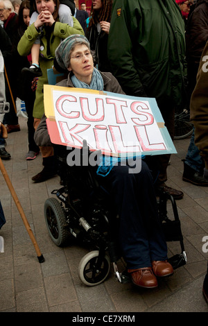 Personnes handicapées et personnes valides manifestants bloquer Oxford Circus, au centre de Londres. Pour protester contre les coupes et la réforme de l'aide sociale projet de loi. Banque D'Images