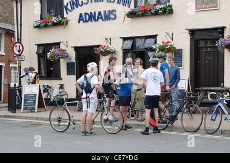 Cycliste de Suffolk à l'avant de Kings Head Inn à Woodbridge, Suffolk, UK Banque D'Images