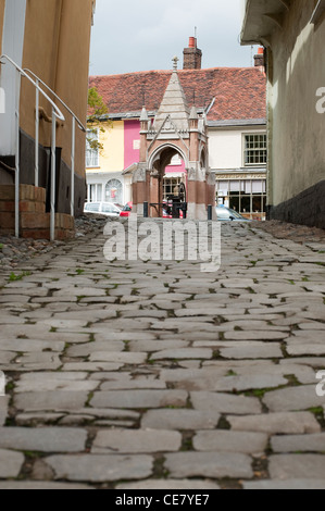 Vieille ville de Woodbridge et pompe à eau. Market Hill, Woodbridge, Suffolk, UK Banque D'Images