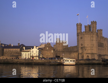 Château de Caernarfon Gwynedd au nord du Pays de Galles construit par Edward 1 sur le détroit de Menai Banque D'Images