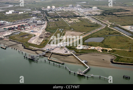 Photographie aérienne d'une jetée qui s'avance dans la rivière Medway sur l'île de Grain, Kent Banque D'Images