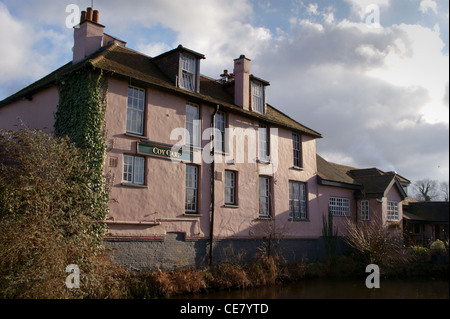 La Carpe de la cie par le pub Grand Union Canal, Coppermill Lane, au Harefield, Hertfordshire, Angleterre Banque D'Images