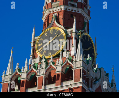 Vue rapprochée de la Maison du Dragon, la tour Spassky, sauveur de Moscou Kremlin contre ciel bleu profond Banque D'Images