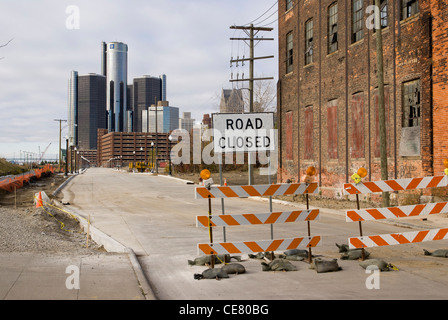 Detroit, Michigan. Road Closed sign avec GM Renaissance Center dans l'arrière-plan. Banque D'Images