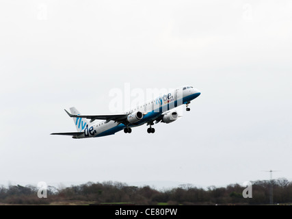 Flybe Embraer ERJ-195LR G-FBEN avion qui décolle de l'Aéroport International de Manchester en Angleterre Royaume-Uni UK Banque D'Images