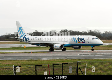 Flybe Embraer ERJ-195LR Airliner G-FBEM roulage à l'Aéroport International de Manchester en Angleterre Royaume-Uni UK Banque D'Images