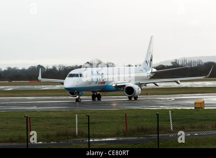 Flybe Embraer ERJ-195LR Airliner G-FBEM roulage à l'Aéroport International de Manchester en Angleterre Royaume-Uni UK Banque D'Images