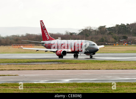 Jet2.Com Airlines avion Boeing 737-330 G-roulage CELI à l'Aéroport International de Manchester en Angleterre Royaume-Uni UK Banque D'Images