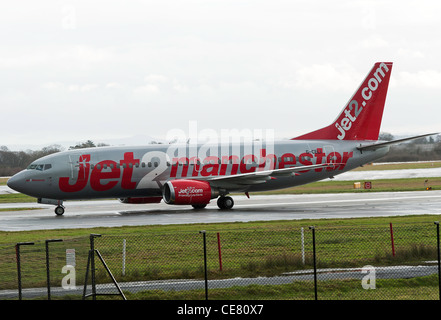 Jet2.Com Airlines avion Boeing 737-330 G-roulage CELI à l'Aéroport International de Manchester en Angleterre Royaume-Uni UK Banque D'Images