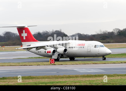 Swiss International Air Lines Bae Avro 146-RJ100 avion HB-IYZ roulage à l'Aéroport International de Manchester England UK Banque D'Images