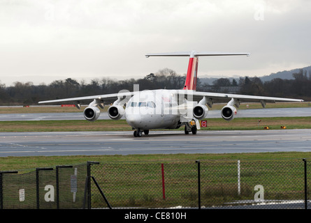 Swiss International Air Lines Bae Avro 146-RJ100 avion HB-IYZ roulage à l'Aéroport International de Manchester England UK Banque D'Images