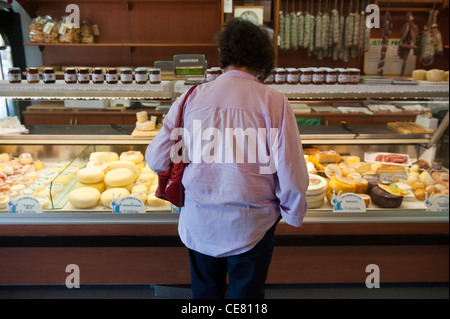 Des fromages locaux en vente à la Cooperativa Casearia. Le val di Vara. Verese Ligure. La Ligurie. Italie Banque D'Images