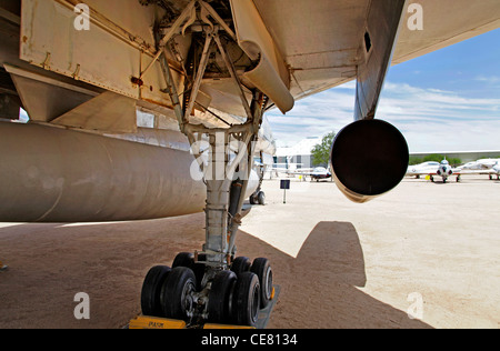 Un atterrissage de Convair B-58 Hustler bombardier supersonique au Pima Air Museum Banque D'Images