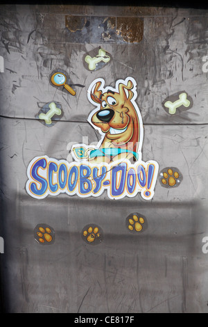 Scooby Doo autocollants sur le côté de la black wheely bin Banque D'Images