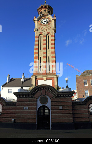 Tour de l'horloge d'Epsom est de 70 pieds de haut et conçu par les architectes de Londres, James Butler et Henry Hodge en 1847. Surrey England UK Banque D'Images