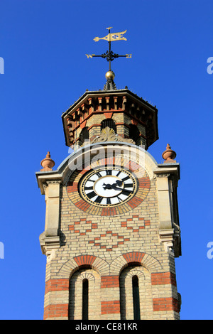 Tour de l'horloge d'Epsom est de 70 pieds de haut et conçu par les architectes de Londres, James Butler et Henry Hodge en 1847. Surrey England UK Banque D'Images