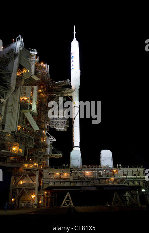 Une fusée Ares I-X attend le décollage imminent de son essai en vol sur le complexe de lancement 39B au Kennedy Space Center de la NASA, Floride, le 27 octobre 2009. C'est la première fois depuis que les fusées Saturn ont été retirées qu'un véhicule autre qu'une navette spatiale occupe le PAD. La fusée a été lancée le 28 octobre 2009. Banque D'Images