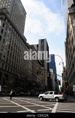 Ciel bleu, portrait de Metropolitan Tower, policier de diriger la circulation, 5e Avenue Ouest 57e rue, intersection, New York Banque D'Images