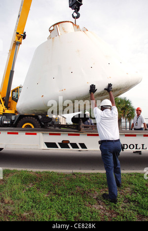 Les travailleurs aident à guider la capsule Apollo Boilerplate n° 1206 de 9,000 livres sur un camion à plateau pour le transport vers une installation de rénovation locale le 1er juillet à la base aérienne Patrick, en Floride, en prêt ici à la 920e escadre de sauvetage de la Réserve aérienne, du Musée de l'air et de l'espace du Smithsonian Institute, La capsule a été utilisée par les unités de sauvetage de la Force aérienne pour s'entraîner à la récupération des astronautes pendant les programmes spatiaux Apollo et Skylab. Banque D'Images