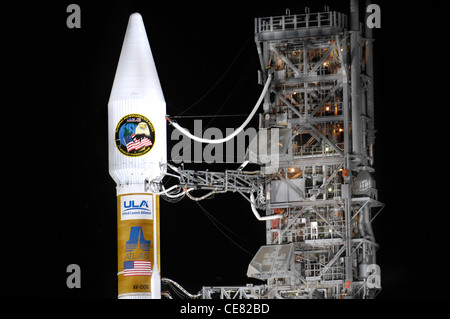 Un Atlas V se tient sur Space Launch Complex-3 lors de son retour à la tour mobile de service le 12 mars. L'Atlas a été lancé à 3 h 01 HRT le 13 mars à la base aérienne de Vandenberg, en Californie. Il a porté une charge utile du Bureau national de reconnaissance et a été le premier Atlas V à être lancé à partir de la côte ouest Banque D'Images