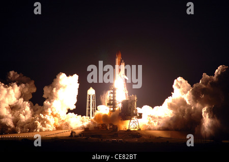 Space Shuttle Endeavour, sur la mission STS-123, allume le Launch Pad 39A et le ciel nocturne. Liftoff était à l'heure à 2 h 28 (HAE) le 11 mars. L'équipage effectuera une mission record de 16 jours à la Station spatiale internationale et livrera la première section du laboratoire Kibo de l'Agence japonaise d'exploration aérospatiale et le système robotique à deux bras de l'Agence spatiale canadienne, Dextre. Banque D'Images