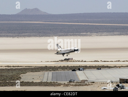 La navette spatiale Atlantis, STS-117, effectue un atterrissage réussi à la base aérienne Edwards, en Californie, le 22 juin. La navette a commencé sa mission le 8 juin pour effectuer des travaux d'entretien sur la Station spatiale internationale. La STS-117 était la 21e mission à la station spatiale et la 118e mission de navette dans l'ensemble. L'atterrissage Atlantis marque l'atterrissage de la 51e navette d'Edwards. Le lancement de la prochaine mission de navette est prévu pour août. Banque D'Images