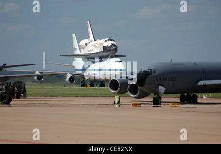 Un Boeing 747 de la NASA transportant la navette spatiale Discovery, toujours brûlée de sa rentrée dans l'atmosphère terrestre, des taxis pour décollage ici le 19 août. L'arrêt de Discovery était le premier de deux car la navette était sur le chemin du retour au Kennedy Space Center, en Floride, après l'atterrissage à la base aérienne Edwards, en Californie, le 9 août. Banque D'Images