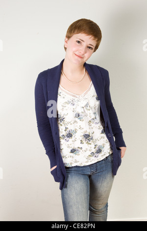Portrait d'une jeune femme rousse, portant des vêtements avec des perles. Banque D'Images