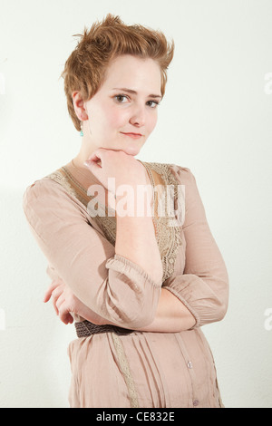 Studio portrait of young woman sourire. Banque D'Images