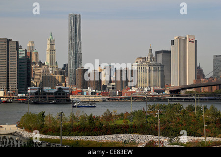 Une vue de Manhattan et Brooklyn Bridge Park de la Brooklyn Heights Promenade. Banque D'Images