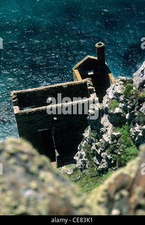 L'Angleterre, Cornwall, Penwith Péninsule. Cliff view de la Couronne (1832 Maisons du moteur, 1865) de la mine d'étain Botallack, du South West Coast Path Banque D'Images