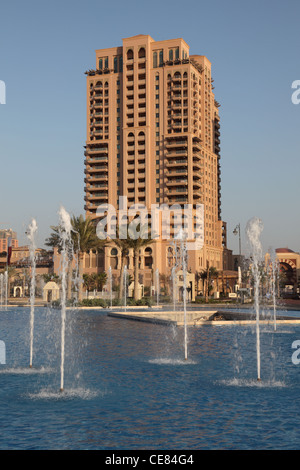 Fontaine et haut bâtiment au Pearl à Doha, Qatar Banque D'Images
