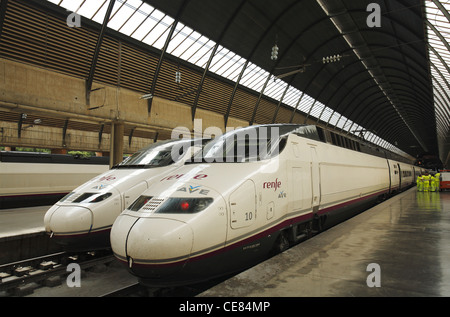 Renfe les trains AVE à la gare de Santa Justa Sevilla, Sevilla, Espagne Banque D'Images