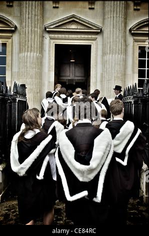 Les diplômés d'université à Cambridge habillés dans des robes de graduation day Banque D'Images