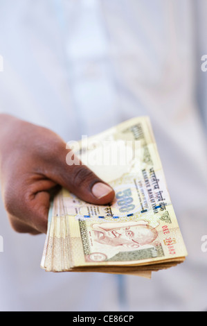 Indian mans hand holding a bunch of 500 rupee notes qui ont été demonetised en novembre 2016. L'Inde Banque D'Images