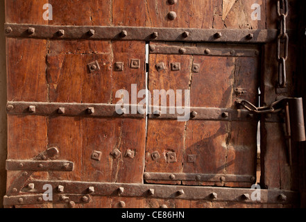 Porte en bois à Fort Amber, à l'extérieur de Jaipur, au Rajasthan, en Inde. Banque D'Images